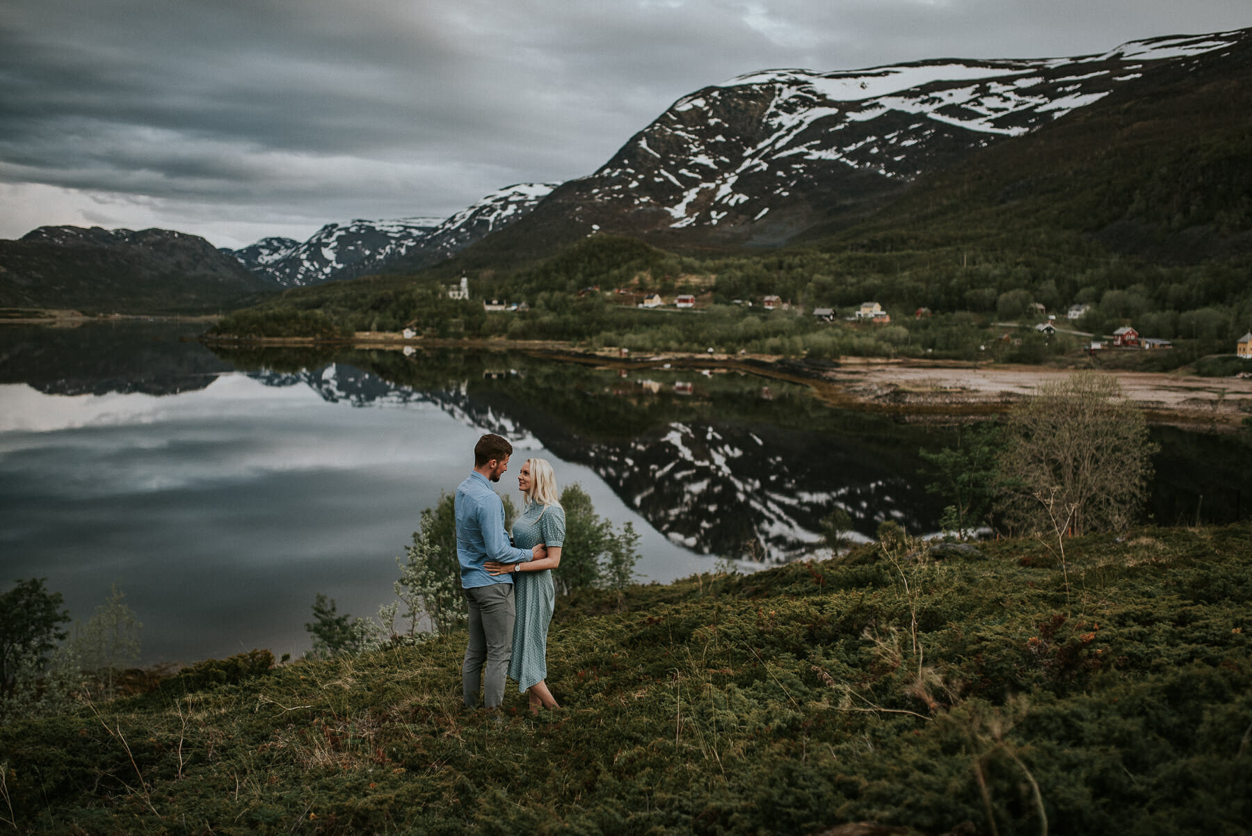 Engagement session with an epic view to norwegian fjords and mountains