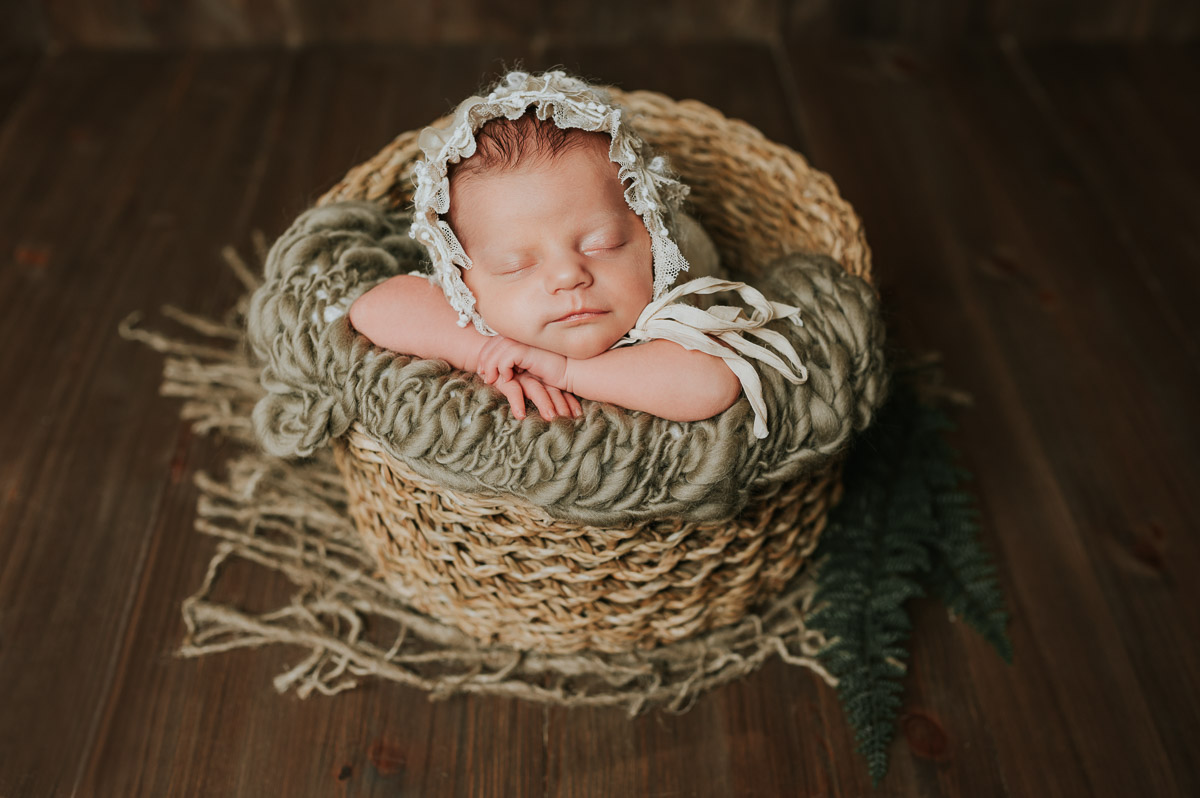 Nyfødtfotografering i Alta brune farger nyfødt jente fotograf TS Foto Design