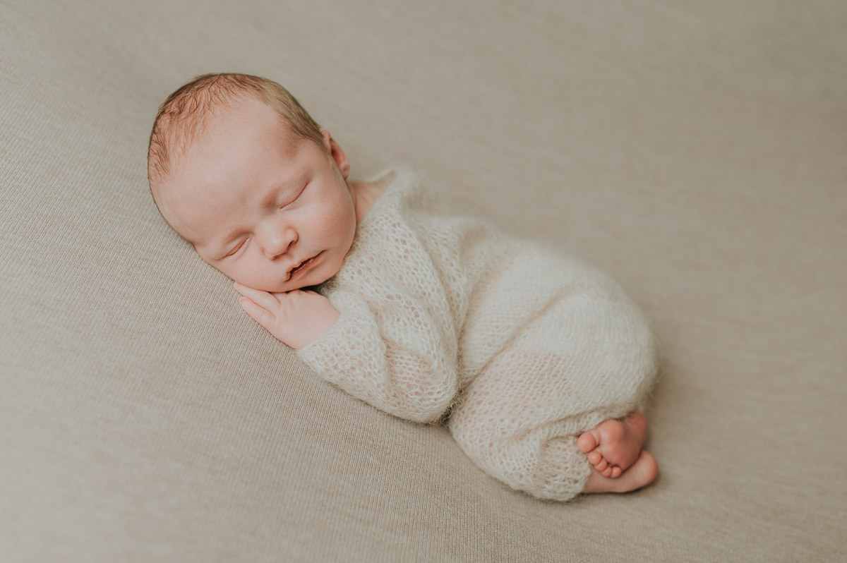 Nyfødt gutt i beige farge palett på nyfødt fotoshoot i Alta fotograf TS Foto Design