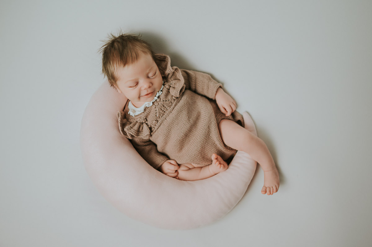Nyfødtfotografering søt baby jente sover i fotostudio i Alta