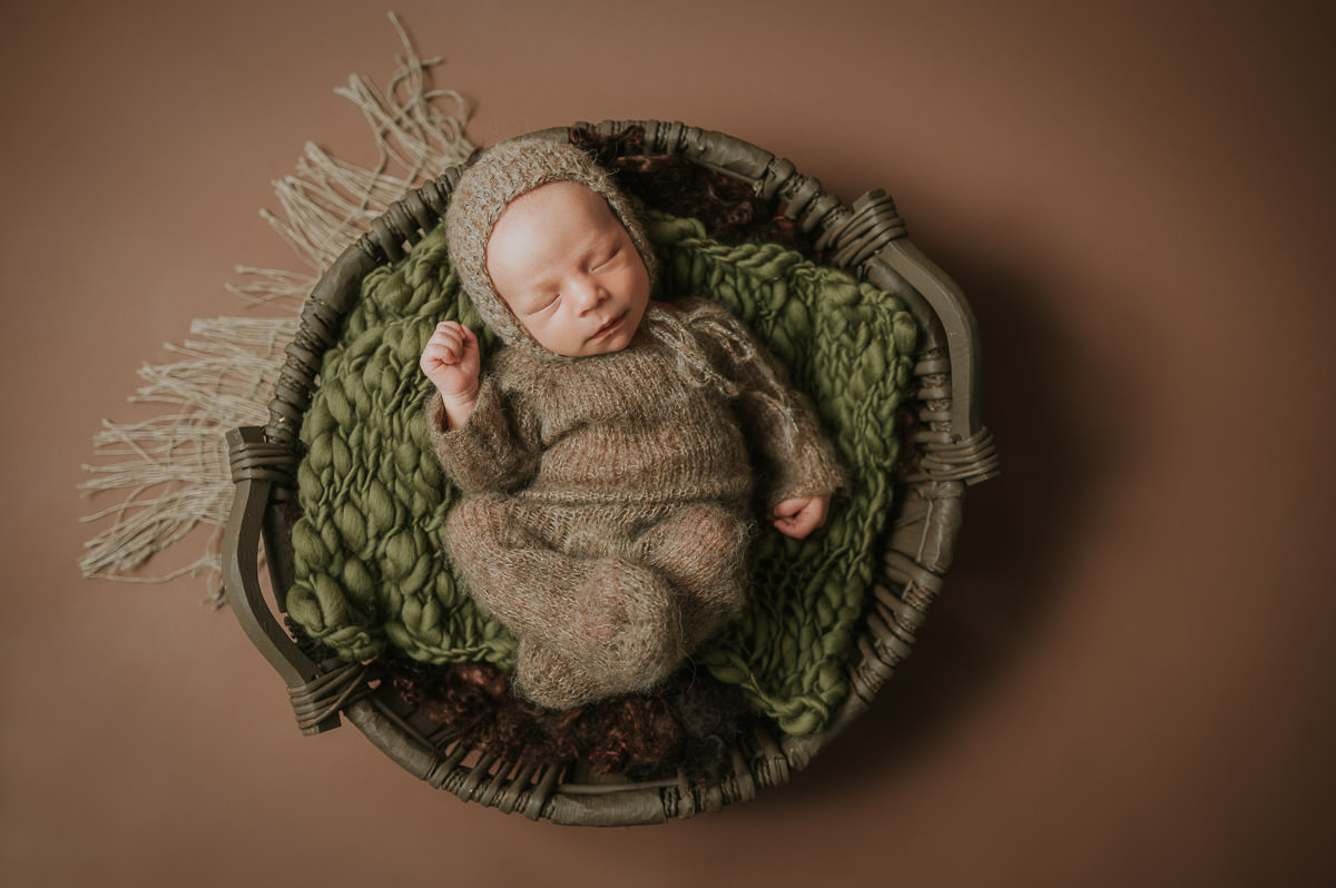 Nyfødt gutt i brune farger nyfødtfotografering i Alta TS Foto Design