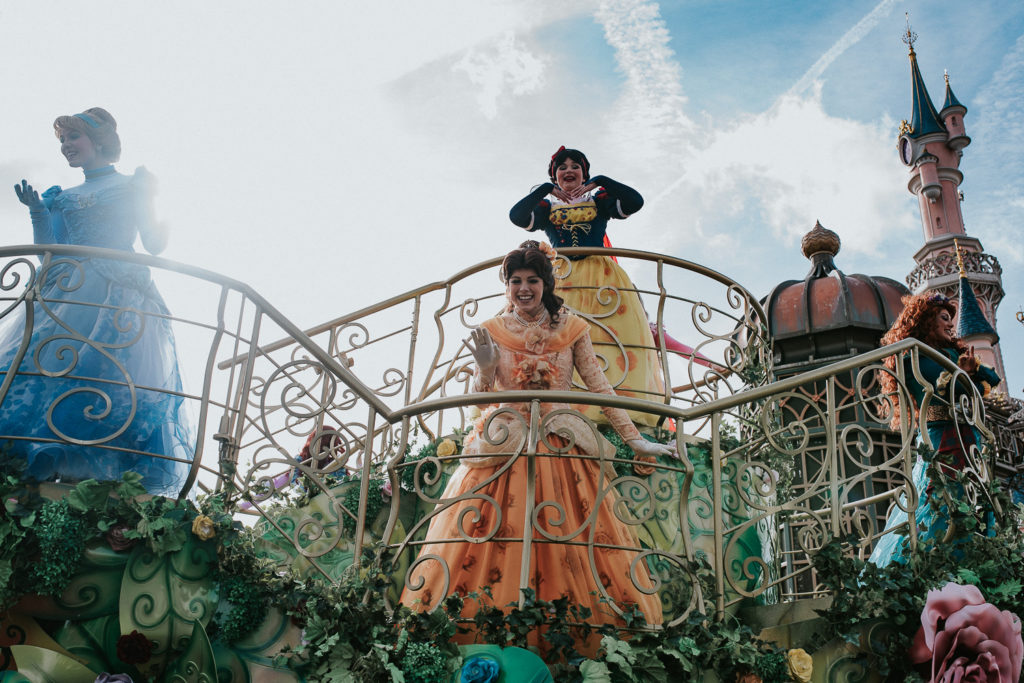 Disney princesses are waving to the public - disneyland paris 
