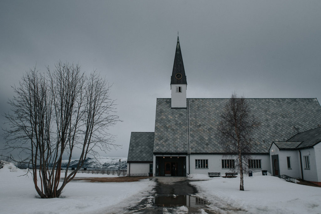Elvebakken kirke i Alta Norge på en grå aprilsdag
