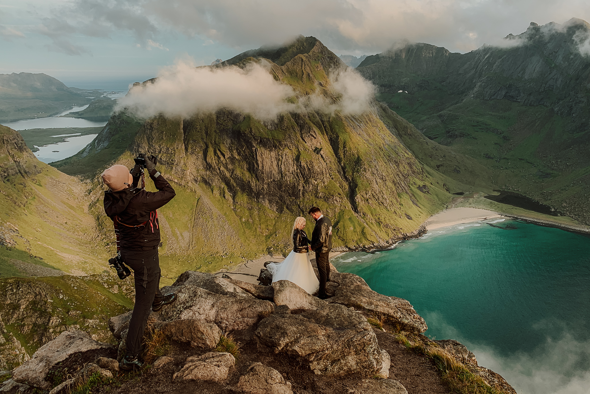 Elopement photographer TS Foto Design photograps a beautiful couple on a mountaintop in Lofoten Norway