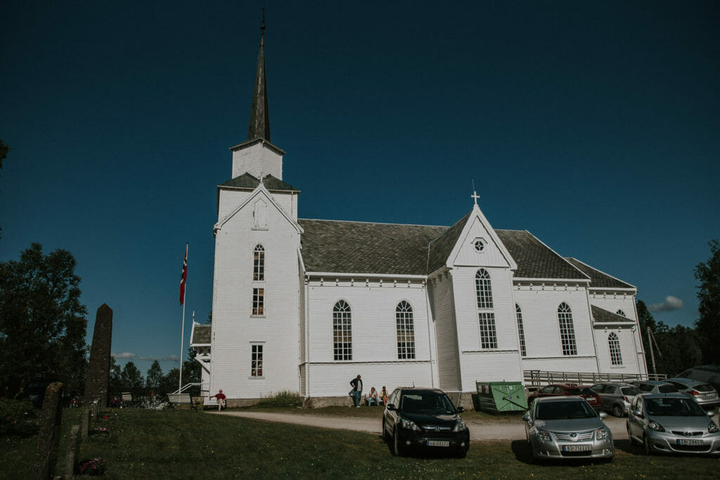 Lenvik kirke i Finnsnes, Troms på en varm sommerdag. Senja wedding photographer is capturing the details of the wedding day