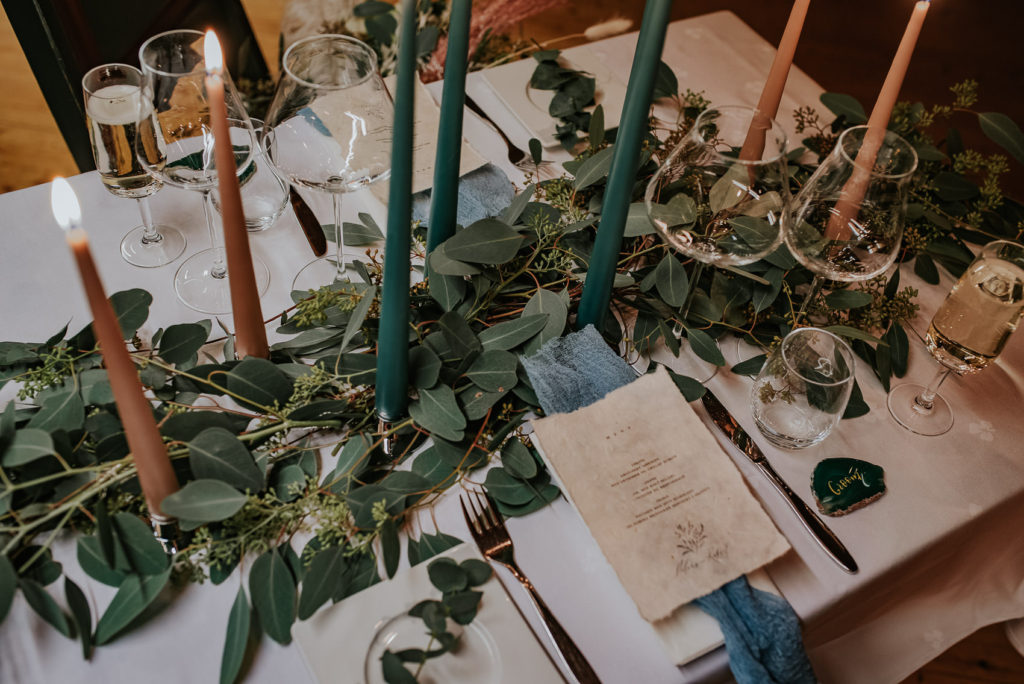 Vakkert bryllupsbord oppsett i lyseblå og beige farger 
