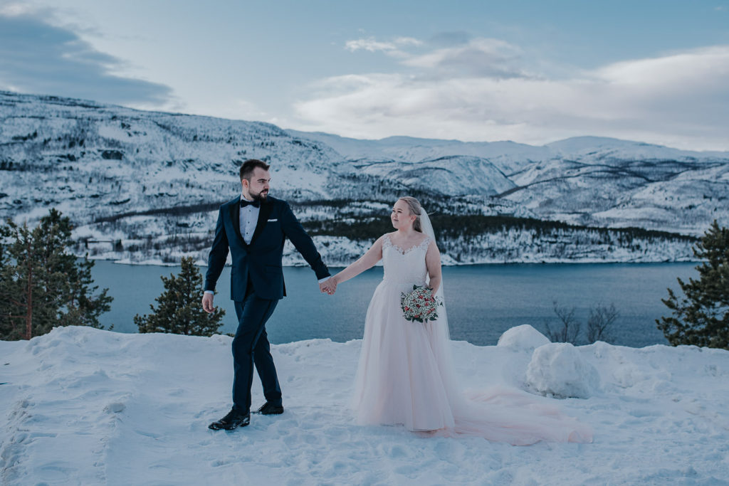 Februar bryllup i Alta - bruden har på seg gammelrosa brudekjole
