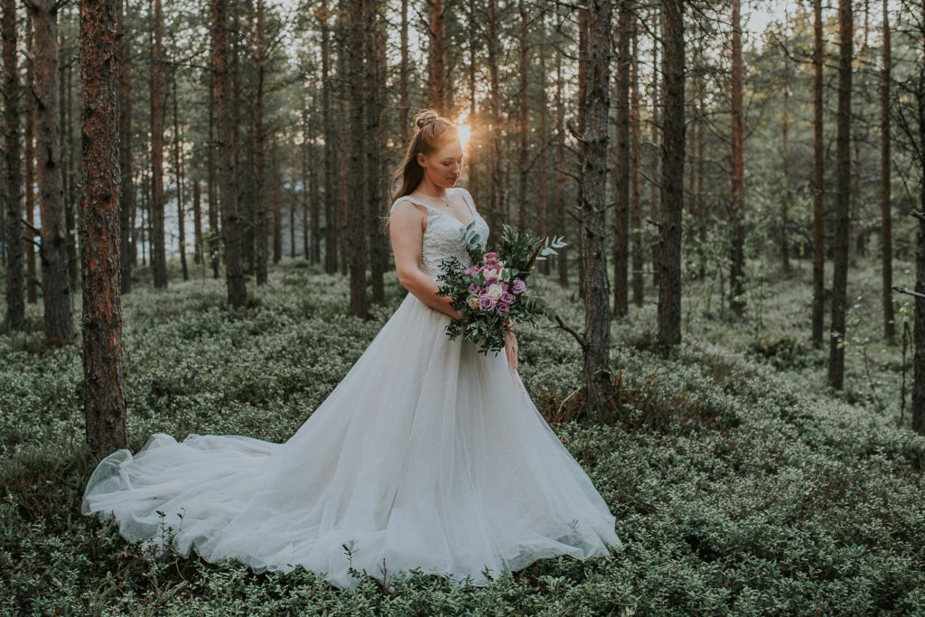 Vakker brud i solnedgangen - skogsbryllup i Alta Norge - bryllupsfotograf TS Foto Design