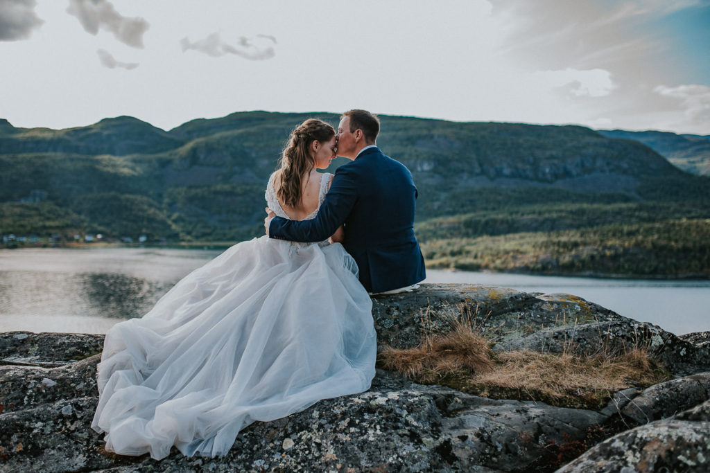 Nydelig brudepar nyter utsikt over fjord og fjell i Alta 