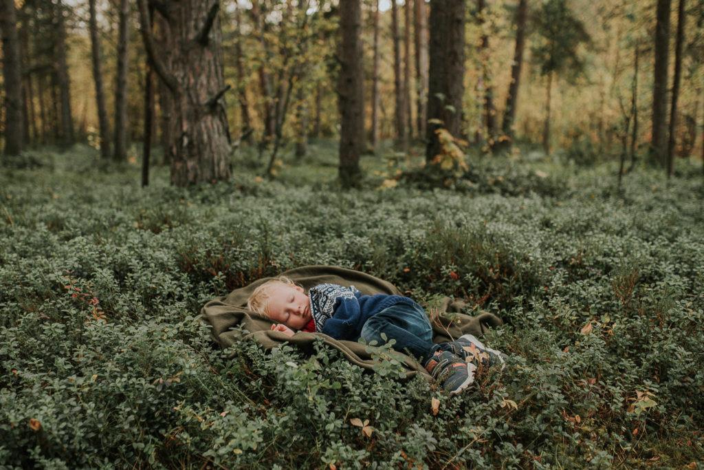 en søt treåring sover på en lund i skogen - barnefotografering TS Foto Design -hvordan forberede barn til barnefotografering