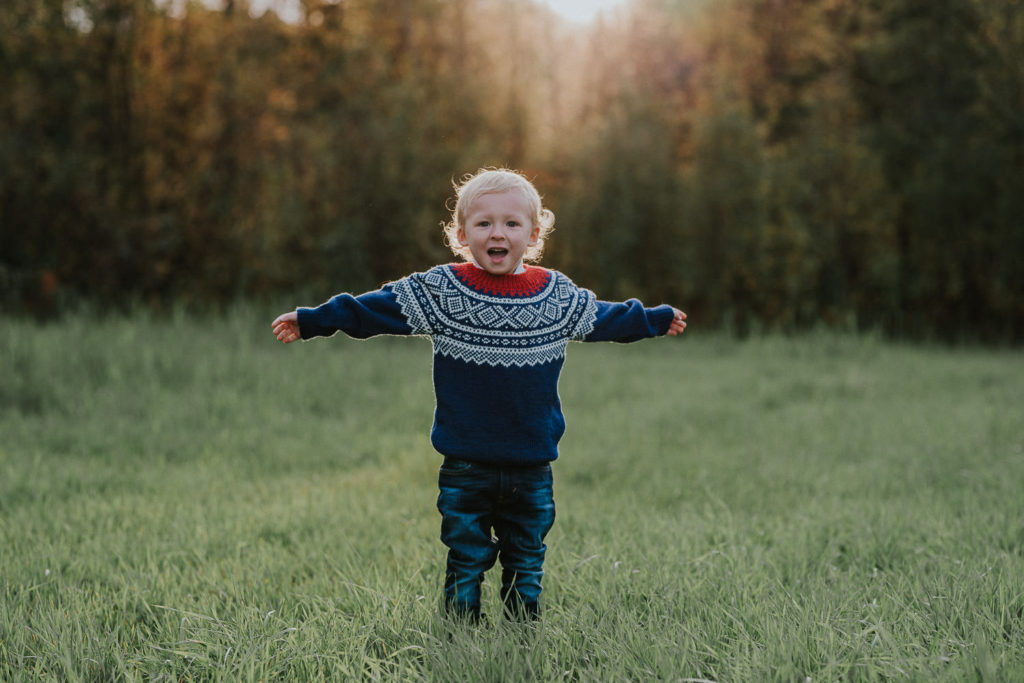 Flott liten gutt nyter høstsol på fotografering hos fotograf TS Foto Design Alta