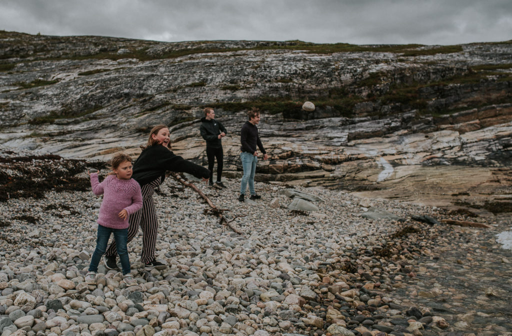 Barna kaster stein i havet