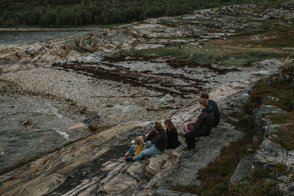 Familiefotografering ved havet i Alta, Norge