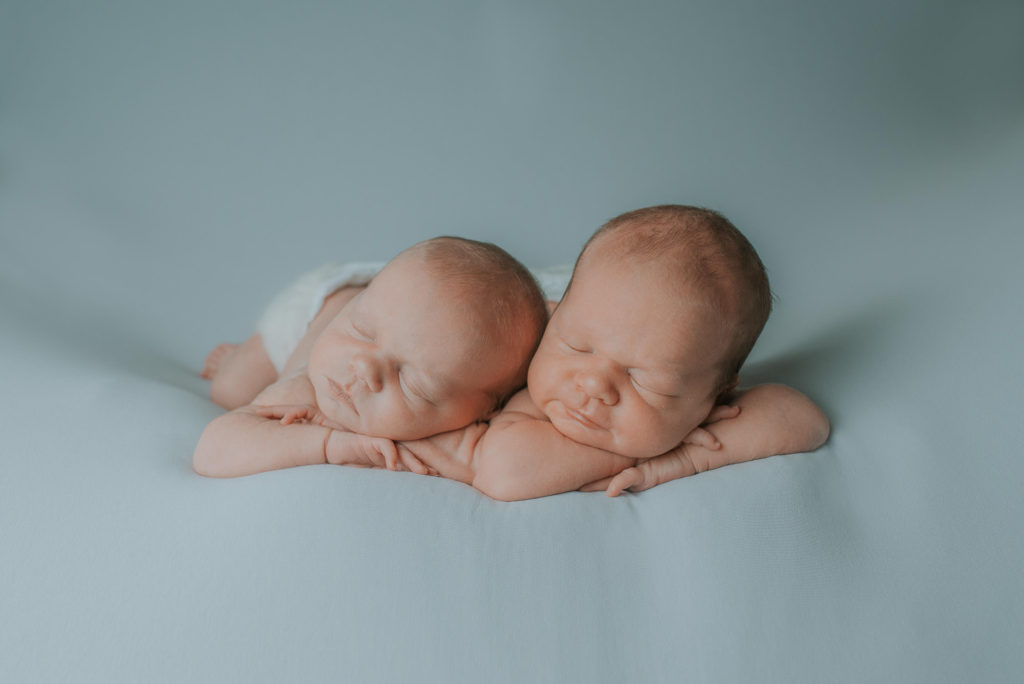 Skjønne tvilling babyer på nyfødtfotografering i studio i Alta TS Foto Design - nyfødtfotografering i Alta