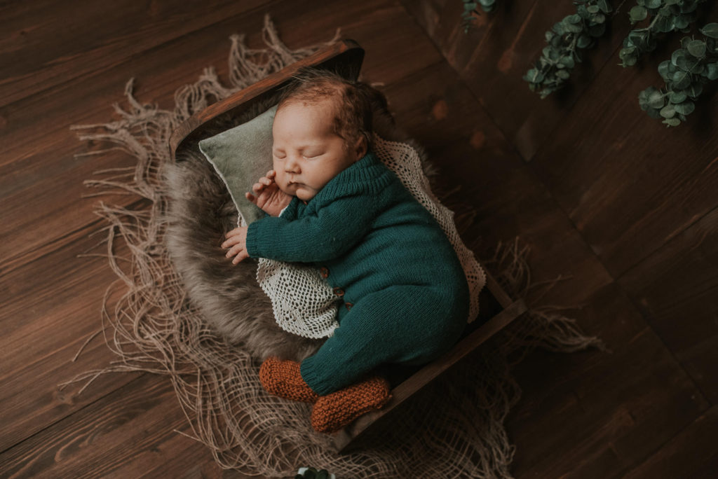 brun rustikk fargepalett og stil for nyfødtfoto 