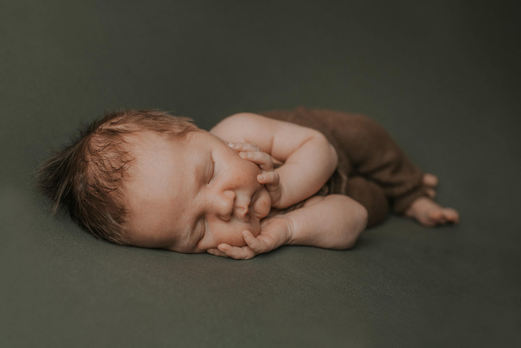 Nyfødtfotografering i Alta i brune og khaki farger - valg av farger og foto props