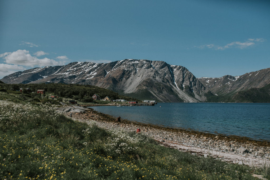 Vakker sommerdag på Isnestoften i Finnmark, utsikt til hav og fjell