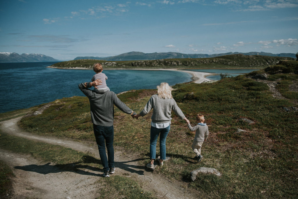 Familiefotografering på stranda Isnestoften i Finnmark