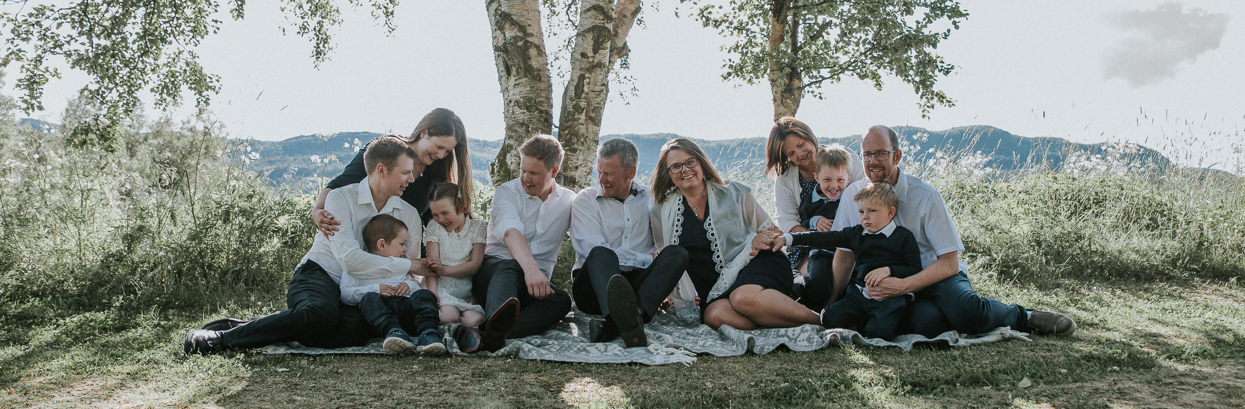 Stor familie nyter varm sommerdag i Alta på fotografering hos TS Foto Design