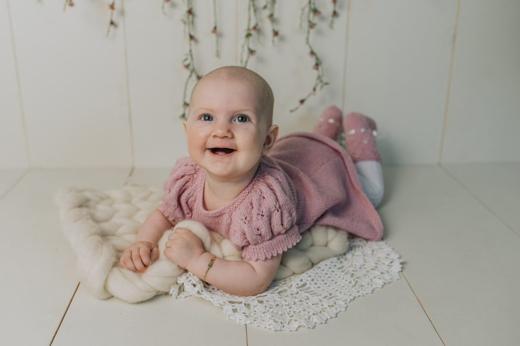 Et halvt år gammelt baby på fotografering i studio - babyfotografering i Alta