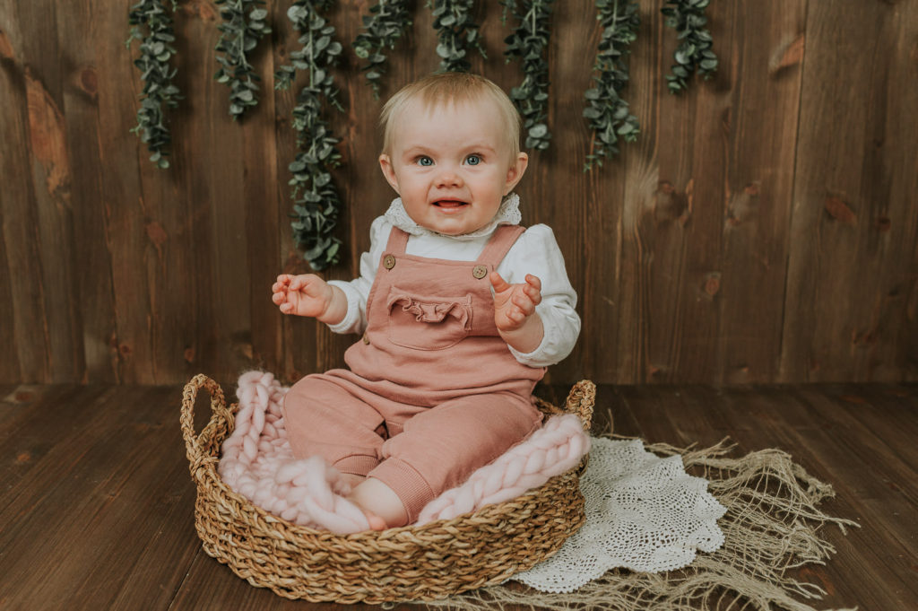 Barnefotografering i fotostudio i Alta - rustikk stil babyfotografering 