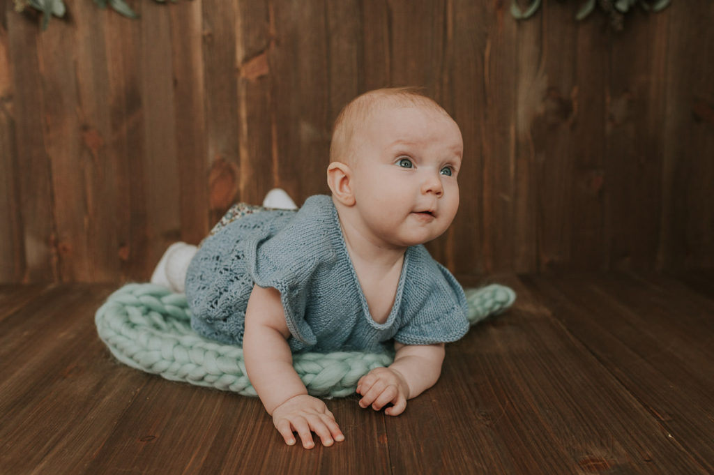 Babyfotografering i alder 4-12 måneder i fotostudio i Alta