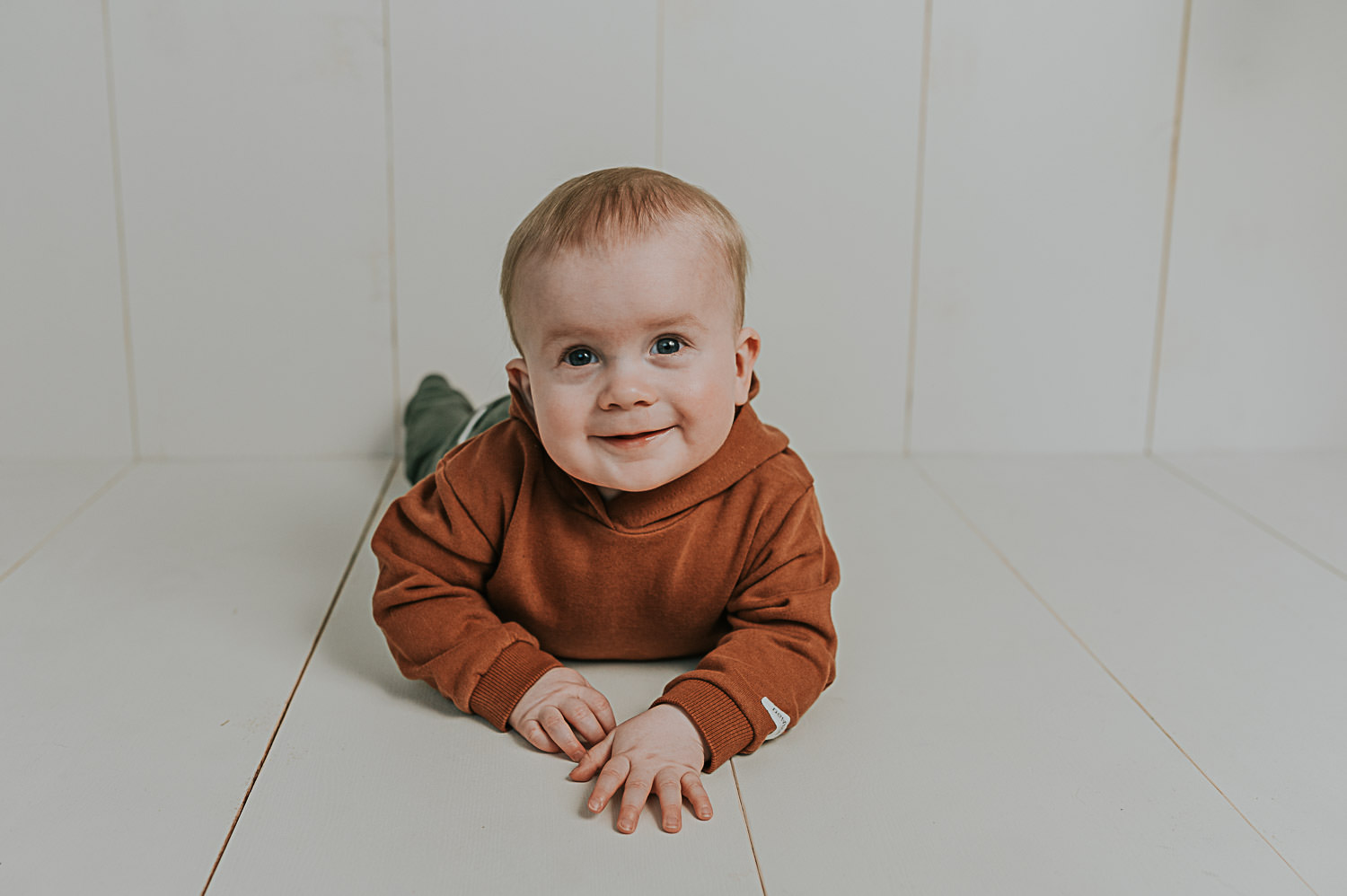 Søt baby gutt på babyfotografering i fotostudio