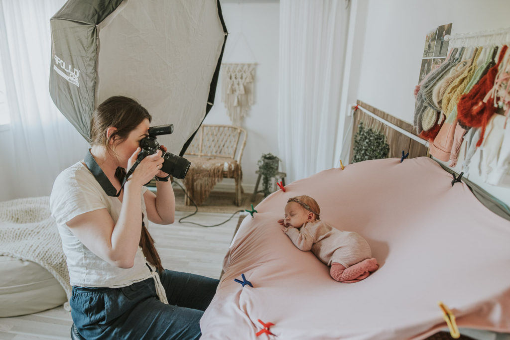 Nyfødtfotograf i Alta Tanja Skoglund tar bilder av en nyfødtbaby i sitt studio TS Foto Design