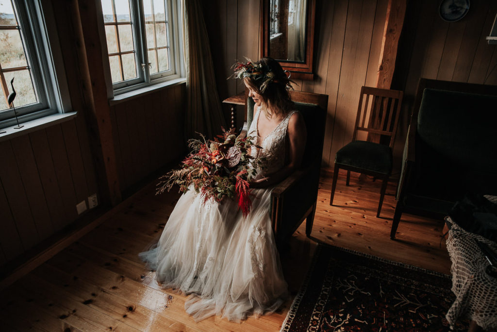 Stunning bride is ready for her fall elopement day  in Western Norway
