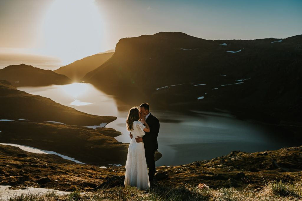 Midnight sun hiking elopement in the mountains of Norway