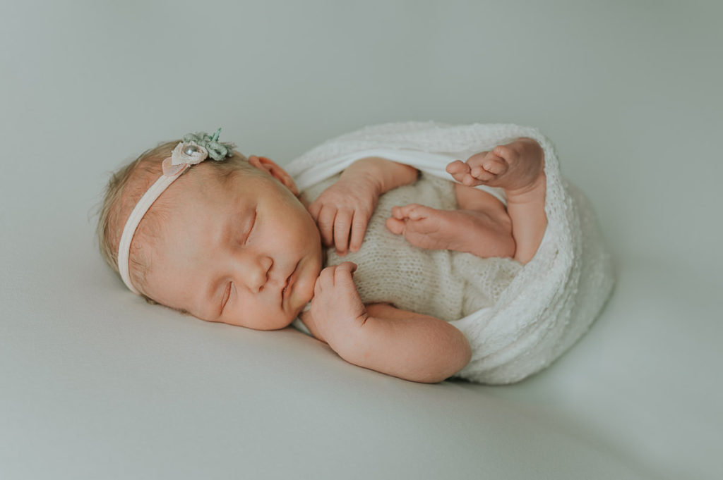 Nyfødtfotograf i Alta tok et nydelig bilde av en nyfødt jente