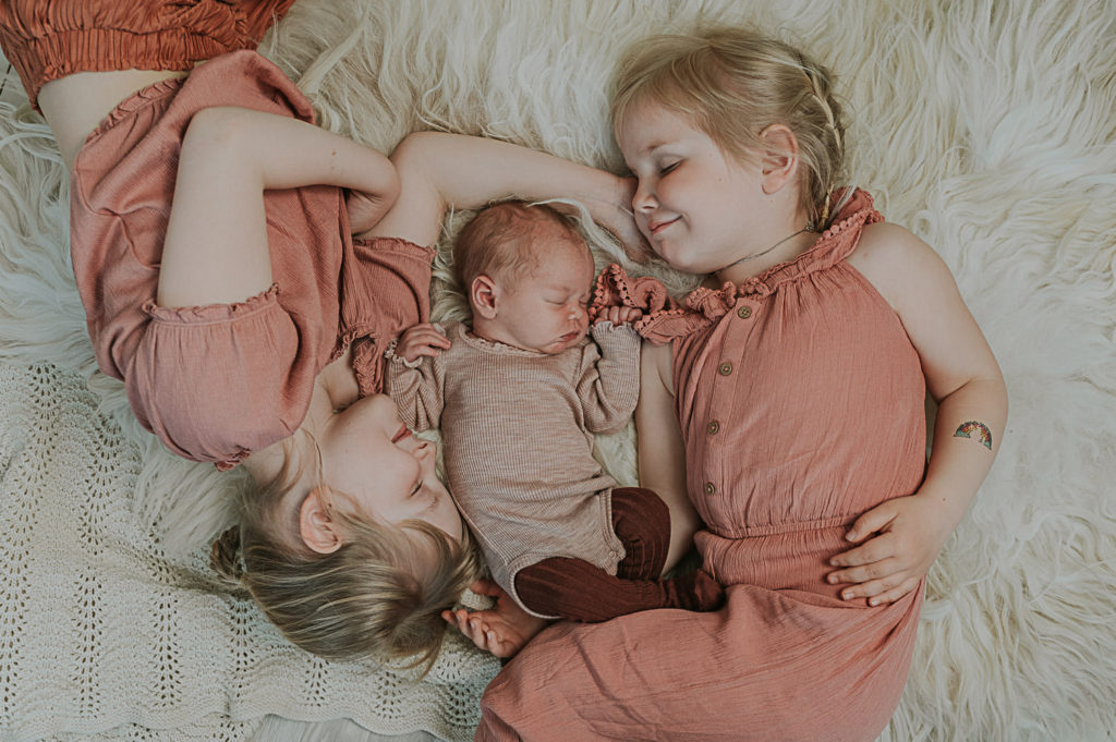 Tre søstre sammen på nyfødtfotografering