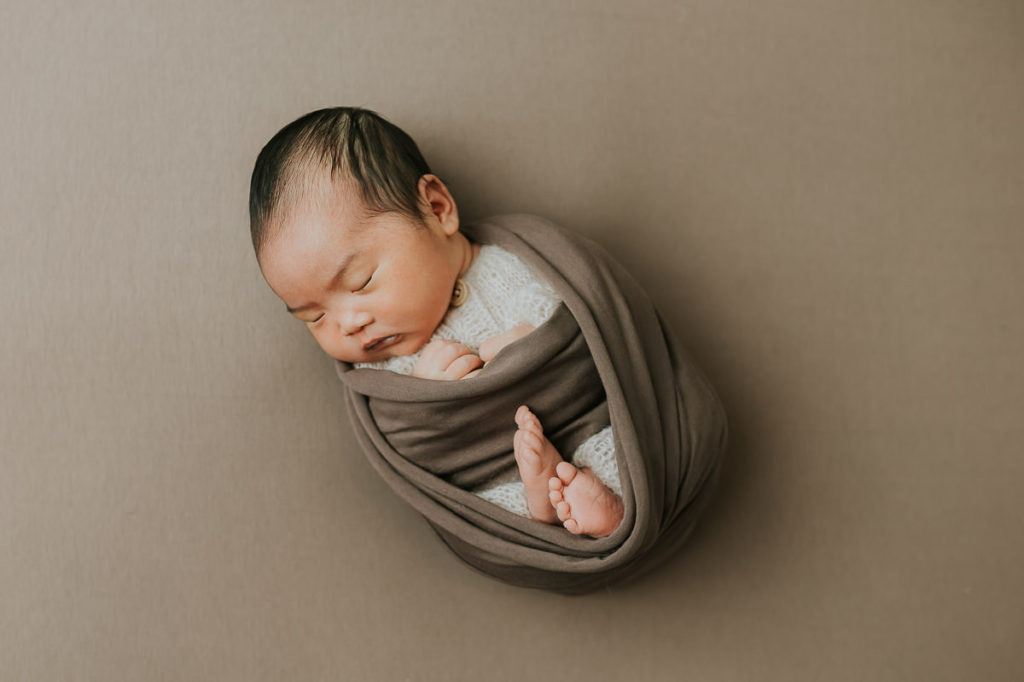 Nyfødtfoto i beige farger 