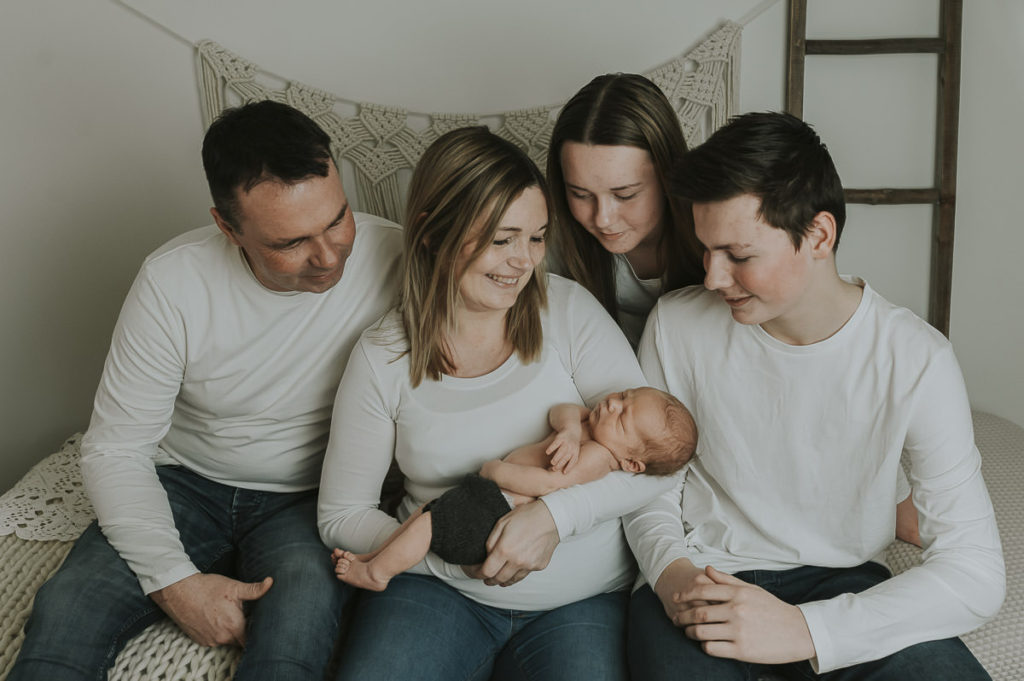 Familiefotografering sammen med nyfødt