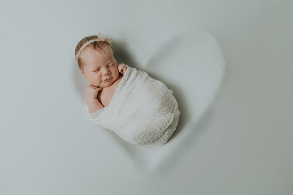 Nyfødtfotograf i Alta fanget et nydelig bilde av en jente i hjerte-props