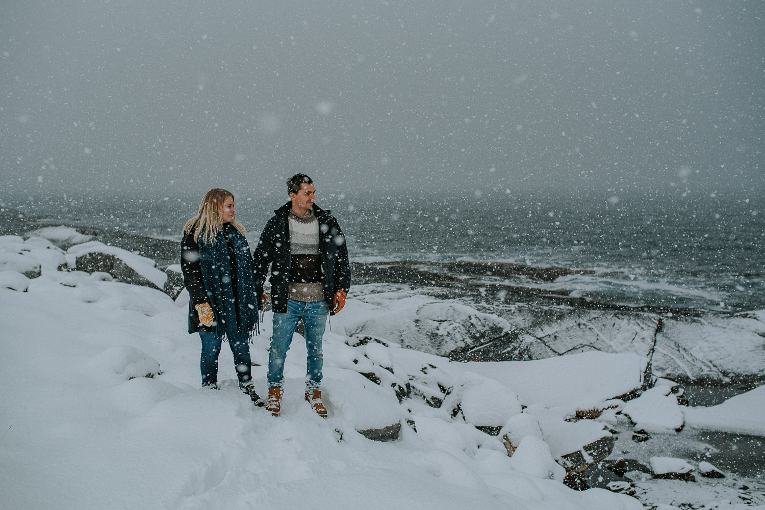 Skjervøy engagement photo session under snowfall