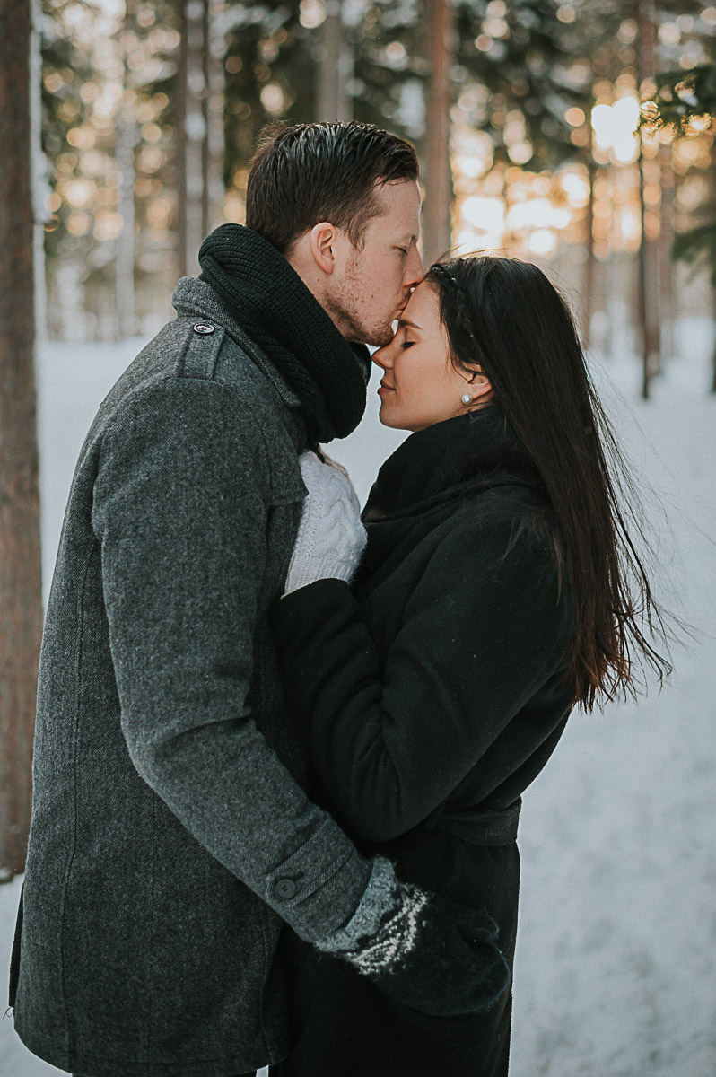 Nydelig par blant vinter omgivelser i Alta på forlovelsesfotografering