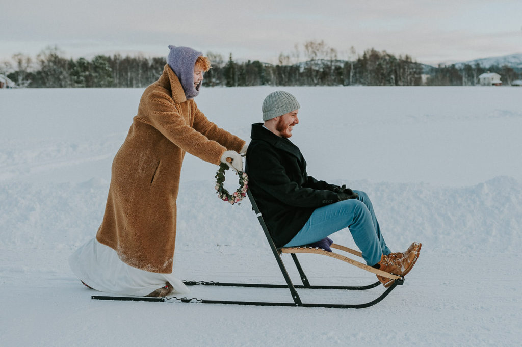 Fun ideas for a winter elopement in Norway - kicksledding on the wedding day