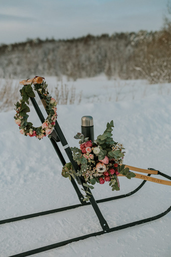 Kicksled decorated with flower crown and wedding bouquet for a beautiful wunter wedding in Norway