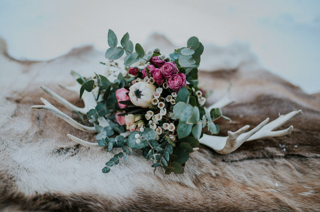 Antlers and wedding flowers - bridal bouquet in Norway