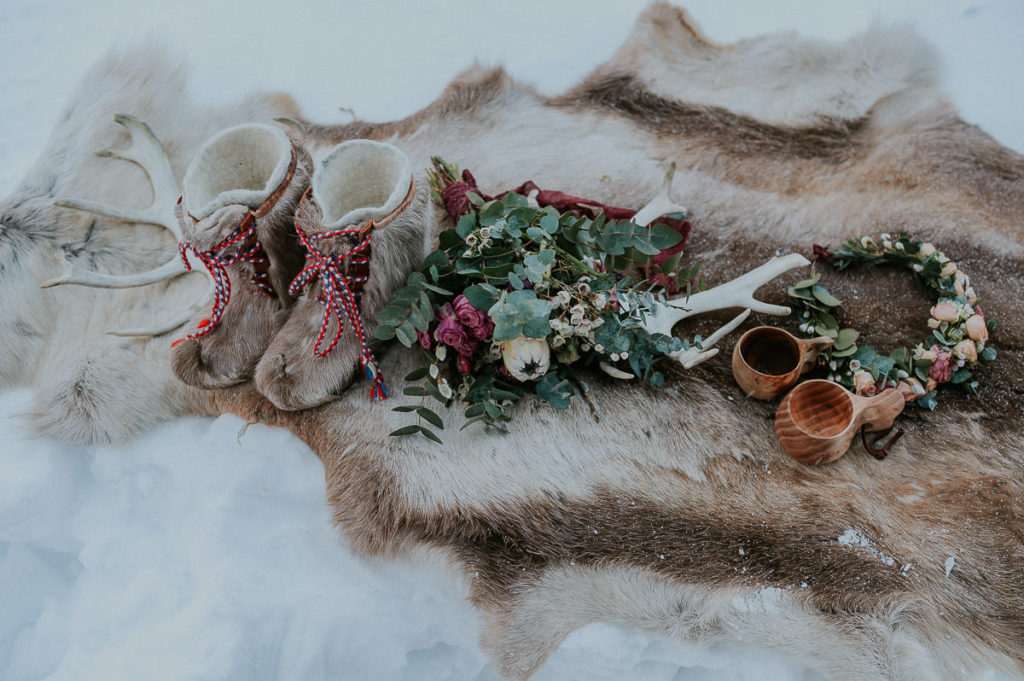 Nordic and sami themed winter  elopement in Norway - decorated with antlers, reinsdeer skin and sami boots