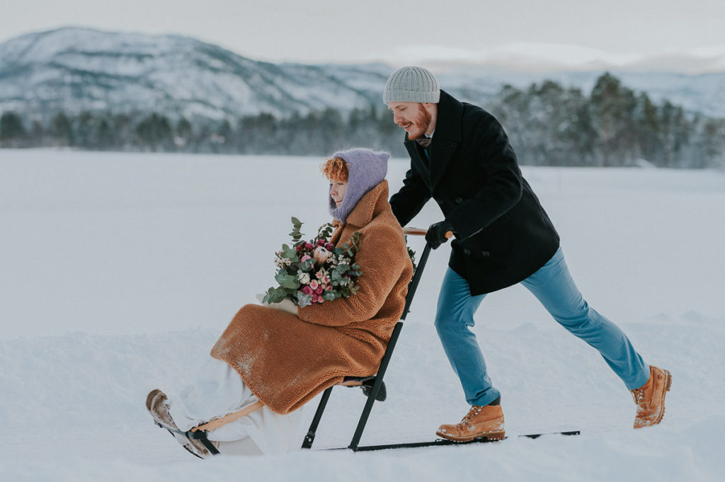 Fun ideas for winter elopement in Norway - kicksledding on your intimate wedding day