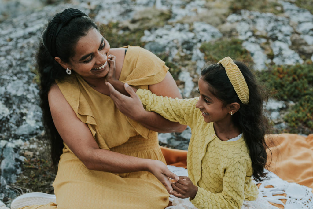 Mor og datter i gule kjoler på mamma og meg fotografering i Alta 