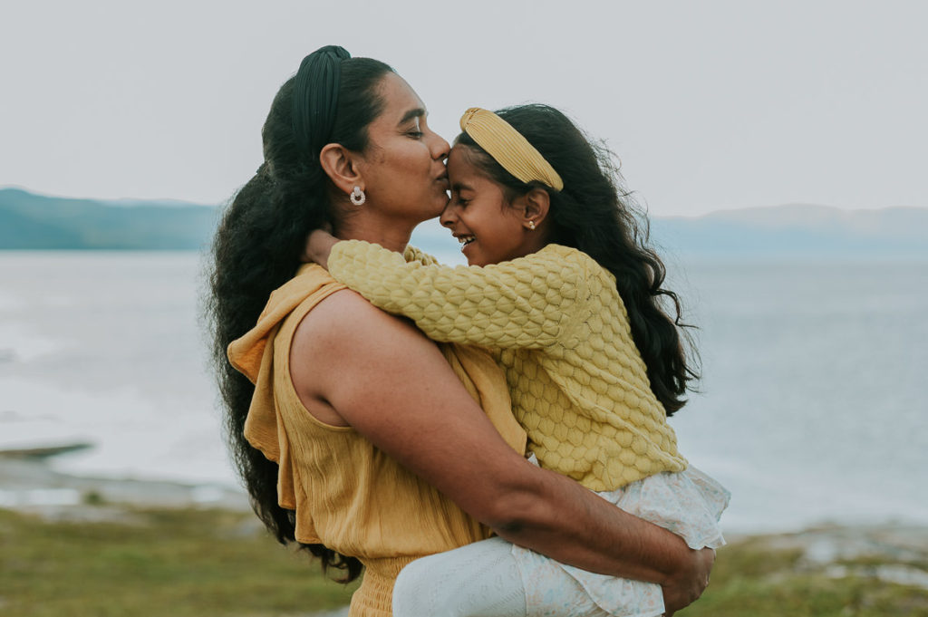 Mor bærer sin datter og kysser henne på panna - mamma og meg fotografering i Alta hos fotograf TS Foto Design