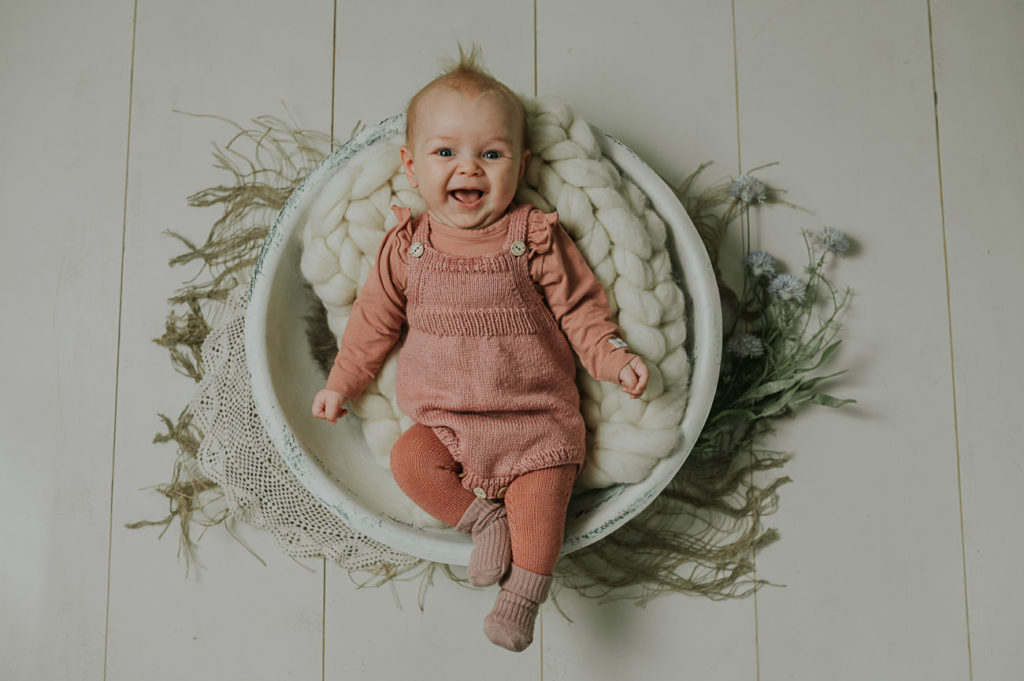 Babyfotografering med baby jente 3 måneder gammel  for prosjektet "ett år i bilder" babyfotografering fra måned til måned