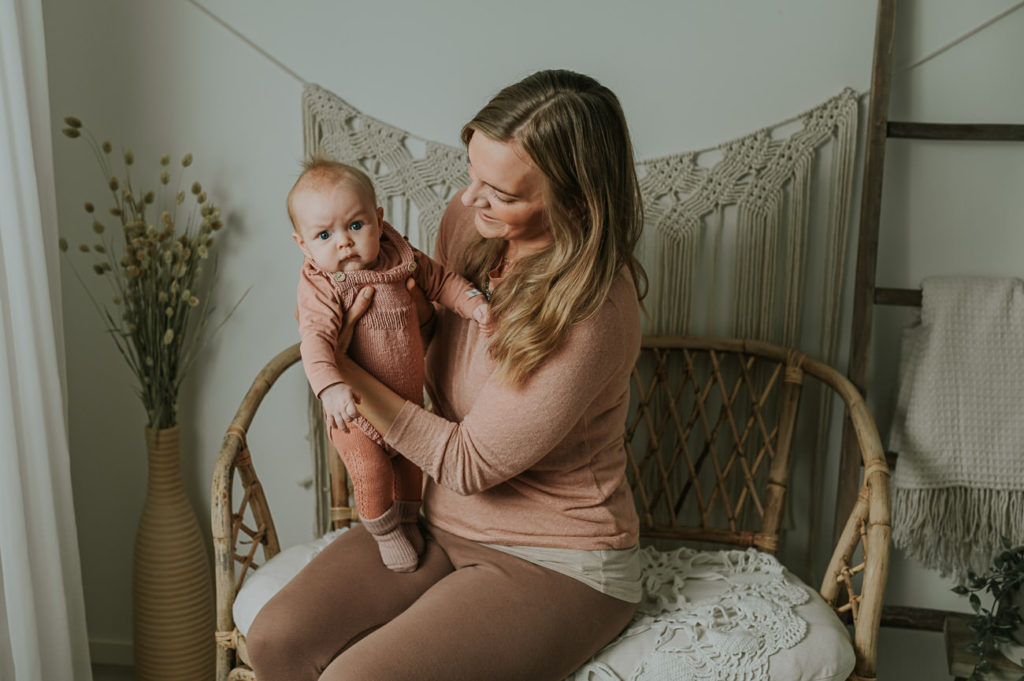 Ett år i bilder - babyfotografering fra måned til måned - bilde av mor og 3 måneder gammel baby i armene i lyse studio omgivelser