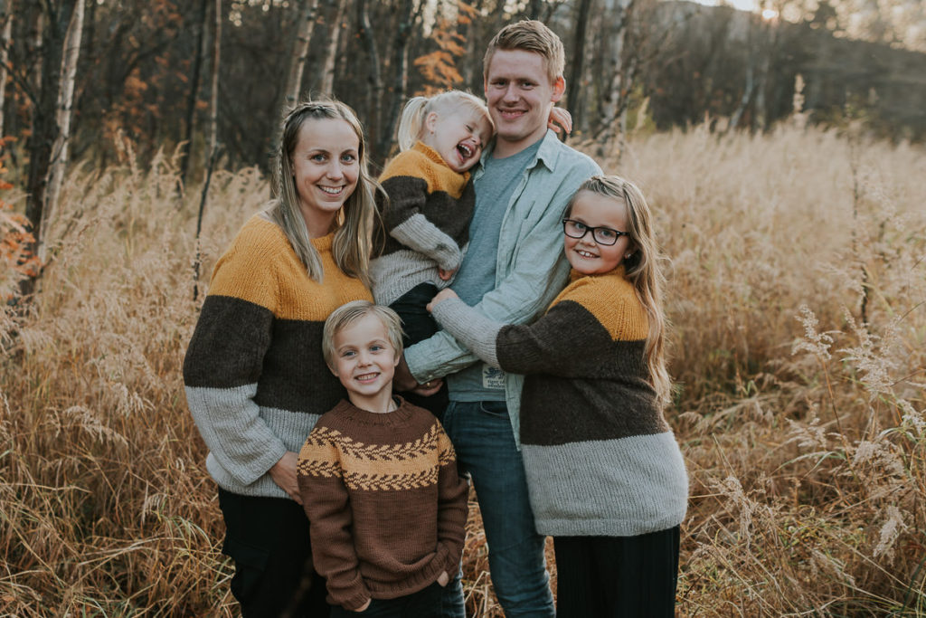 Familiefotografering i Alta blant fine høstfarger 