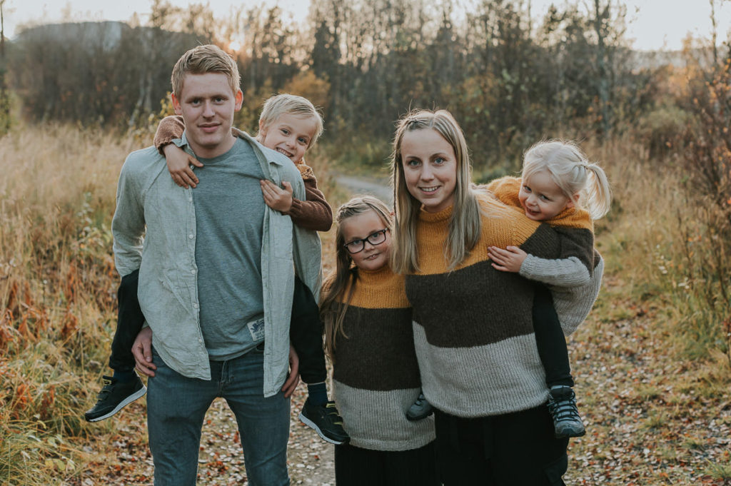 Familiefotografering i Alta om høsten - familie på fem tar en tur i høstskog 