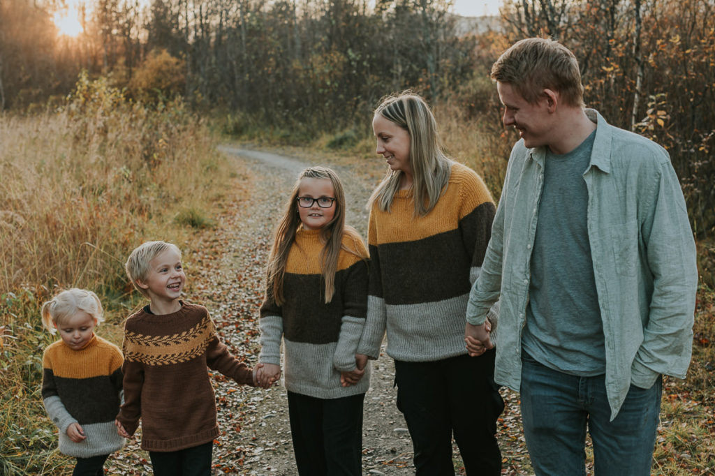 Familiefotografering i Alta om høsten - familie på fem tar en tur i høstskog  blant nydelige høstfarger