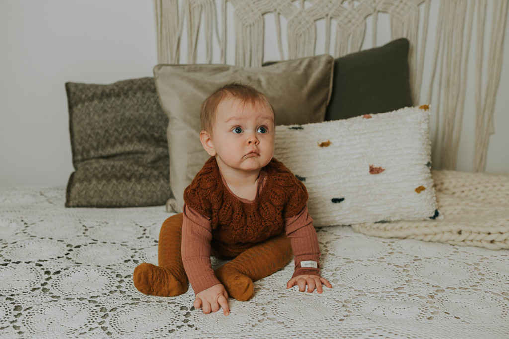 8 måneder gammel baby på babyfotografering i fotostudio Alta TS Foto Design